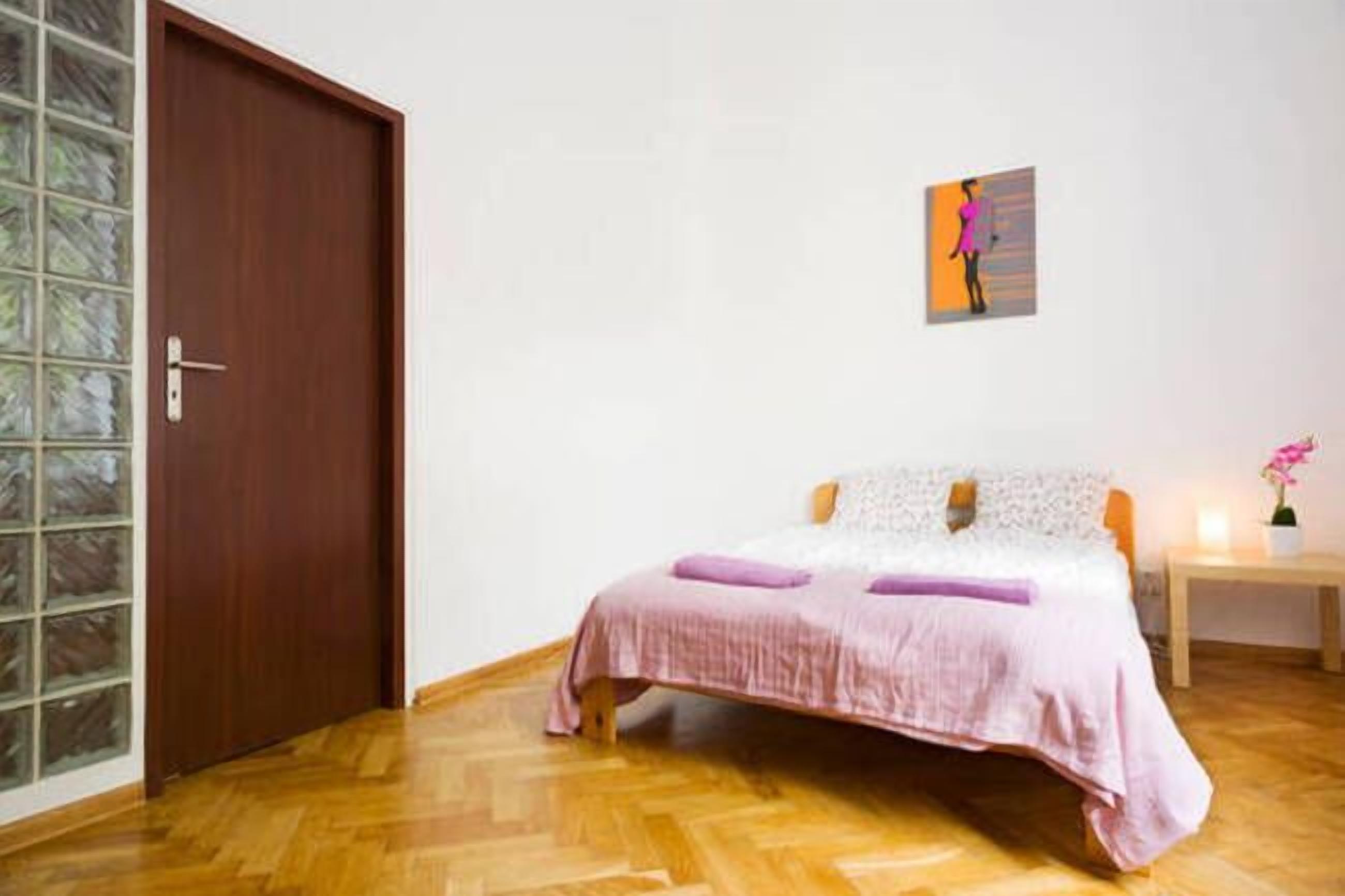 Appartamento Basic, 2 camere da letto (16) | Una scrivania, postazione laptop, ferro/asse da stiro, Wi-Fi gratuito