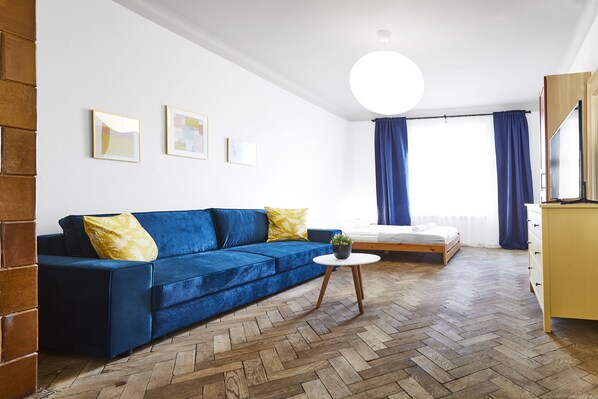 4 عدّة غرف نوم ومكتب ومساحة عمل للكمبيوتر المحمول ومكواة/لوح كي