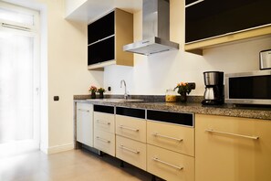 Apartamento Deluxe | Cocina privada | Frigorífico grande, microondas, placa de cocina y lavavajillas