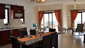 Apartment, 3 Bedrooms, Sea View | Living area