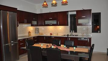 Apartment, 3 Bedrooms, Sea View | Private kitchen