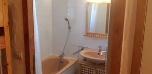 Sèche-cheveux, savon, papier toilette