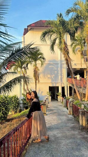 Triple Room | Bed sheets - Jansom Beach Resort Ranong (Ranong)