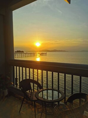 Standard Twin Room | Bed sheets - Jansom Beach Resort Ranong (Ranong)