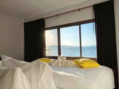 Jansom Beach Resort Ranong