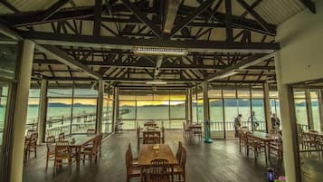 供應早餐及午餐;泰國菜