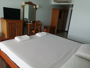 Double or Twin Room | Bed sheets - Jansom Beach Resort Ranong (Ranong)