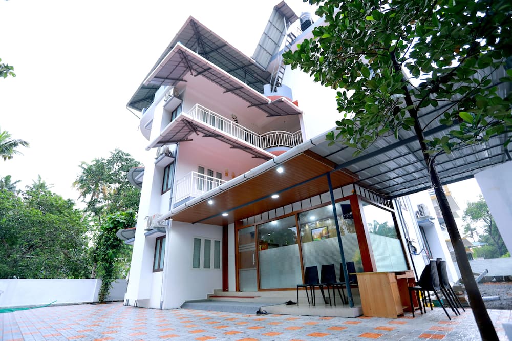 Base9 Airport Hotel