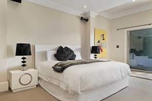 2 dormitorios, cortinas opacas, tabla de planchar con plancha