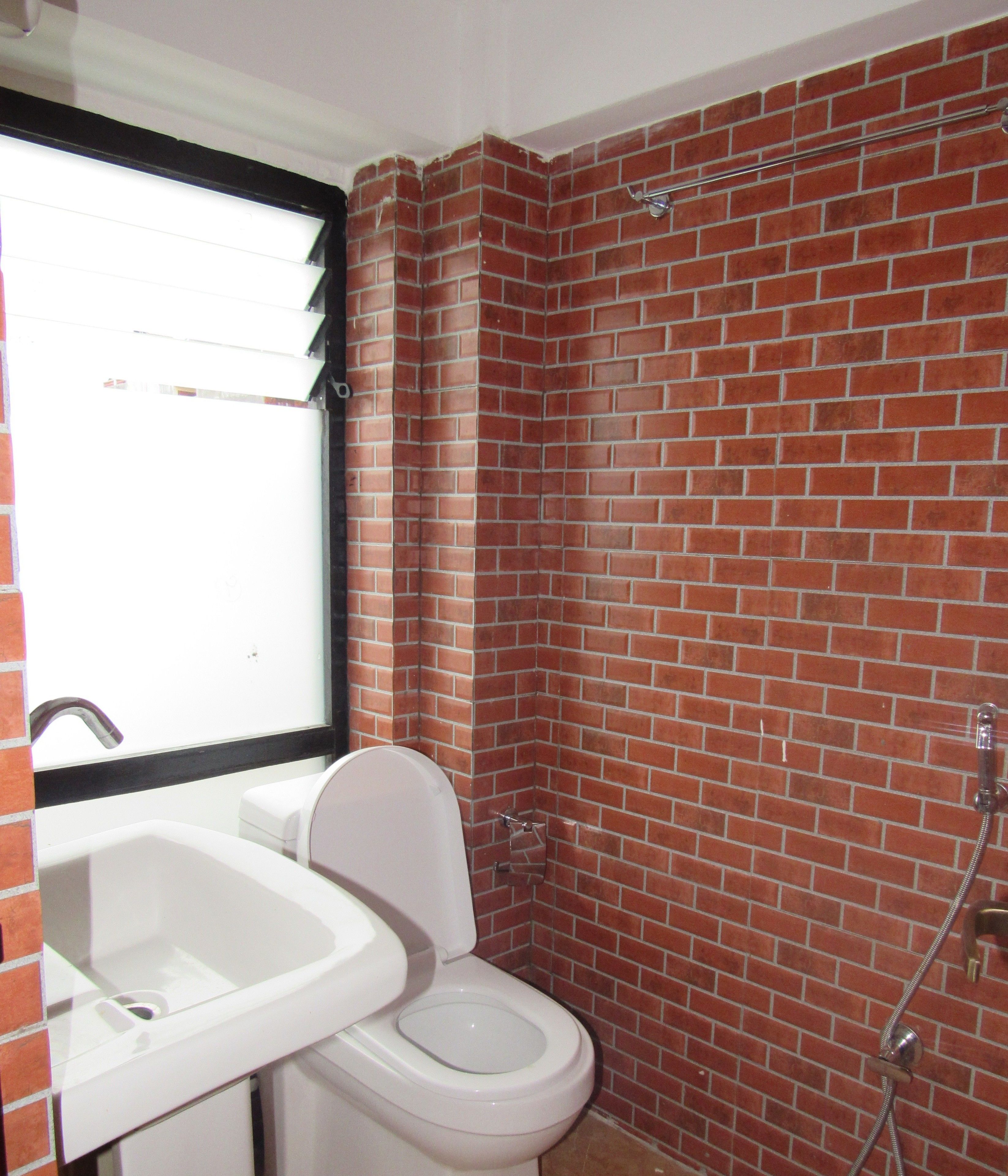 Ein Badezimmer mit Toilette, Waschbecken und Dusche.