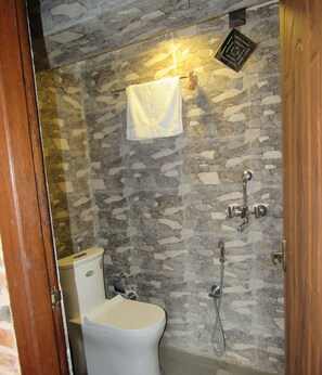 Zweibettzimmer, Balkon, Stadtblick | Badezimmer | Dusche, kostenlose Toilettenartikel, Hausschuhe, Handtücher