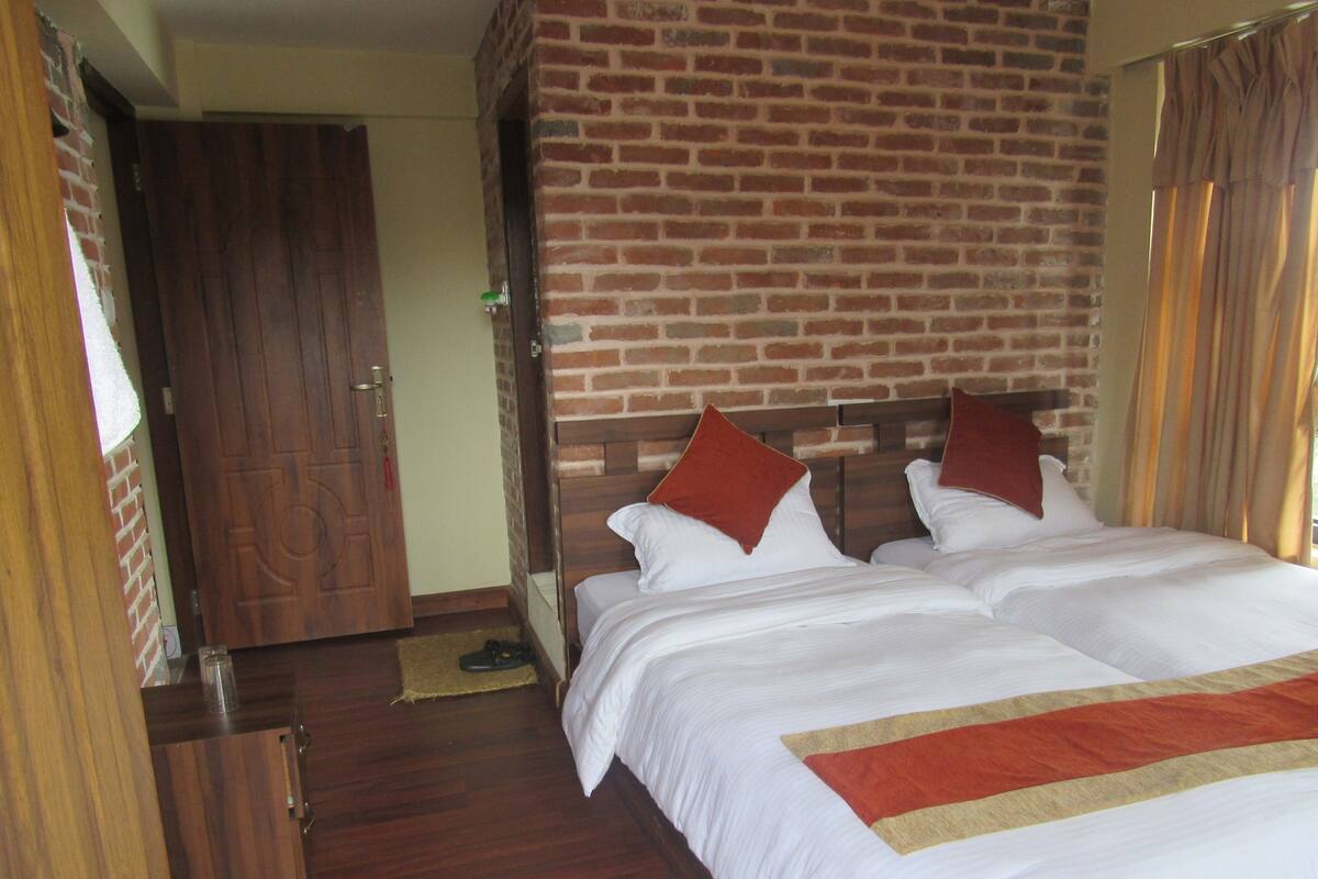 Quarto duplo, sacada, vista para a cidade | Escrivaninha, quartos à prova de som, Wi-Fi de cortesia