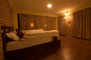 Trang bị nội thất với thiết kế riêng biệt, bàn, phòng cách âm 