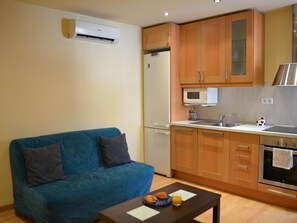 Fridge, microwave, oven, coffee/tea maker - Bed&BCN Sant Andreu II (Barcelona)