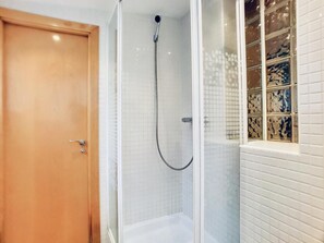 Shower, hair dryer, towels - Bed&BCN Gracia II apartment in Barcelona (Barcelona)