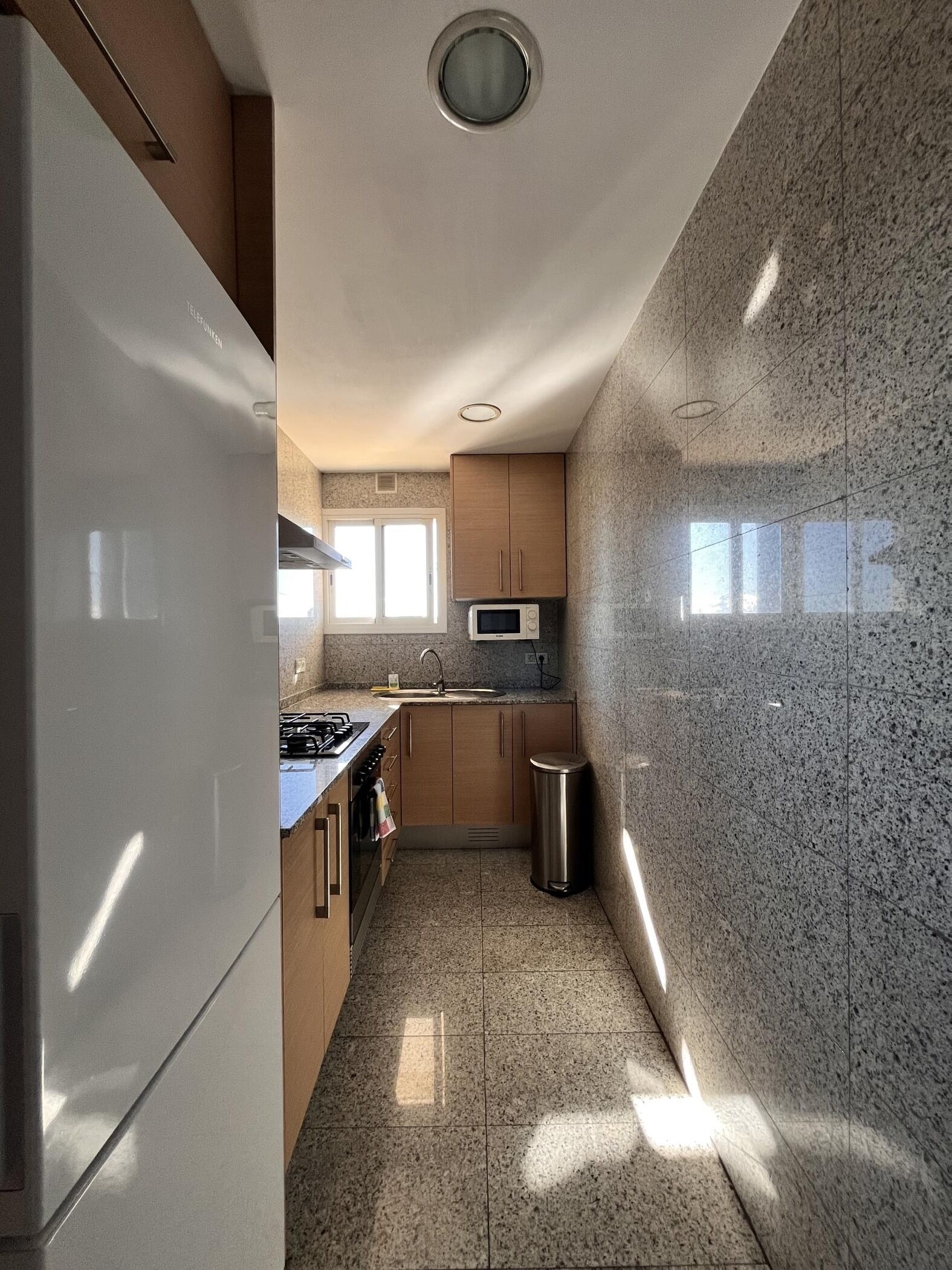 Een koelkast, een magnetron, een oven, een koffiezetapparaat/waterkoker