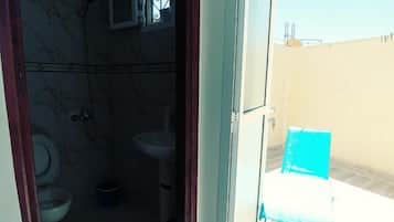 Douche, douche à « effet pluie », articles de toilette gratuits
