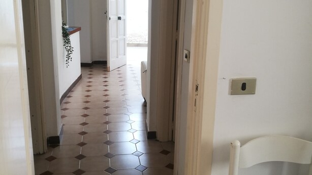 A hallway with a tiled floor, white walls, and an arched doorway leading to a bright room. - House near the sea and near the NEGOMBO spa complex (Lacco Ameno)