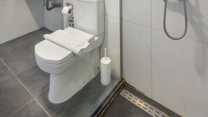 標準雙人房, 海景 | 浴室 | 淋浴設備、免費盥洗用品、吹風機、拖鞋
