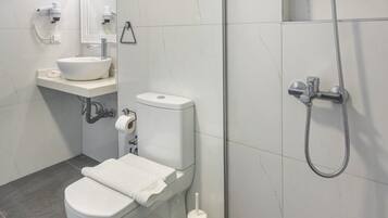 Ducha, artículos de tocador gratuitos, secador de pelo, pantuflas