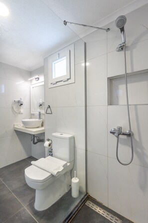 스탠다드 더블룸, 바다 전망 | 욕실 | 샤워 시설, 무료 세면용품, 헤어드라이어, 슬리퍼