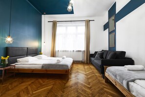 Design appartement, balkon (8) | Een laptopwerkplek, een strijkplank/strijkijzer, gratis wifi, beddengoed