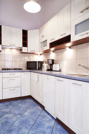 Klassiek appartement (11) | Privékeuken | Een koelkast/vriezer, een magnetron, een kookplaat, een espressoapparaat