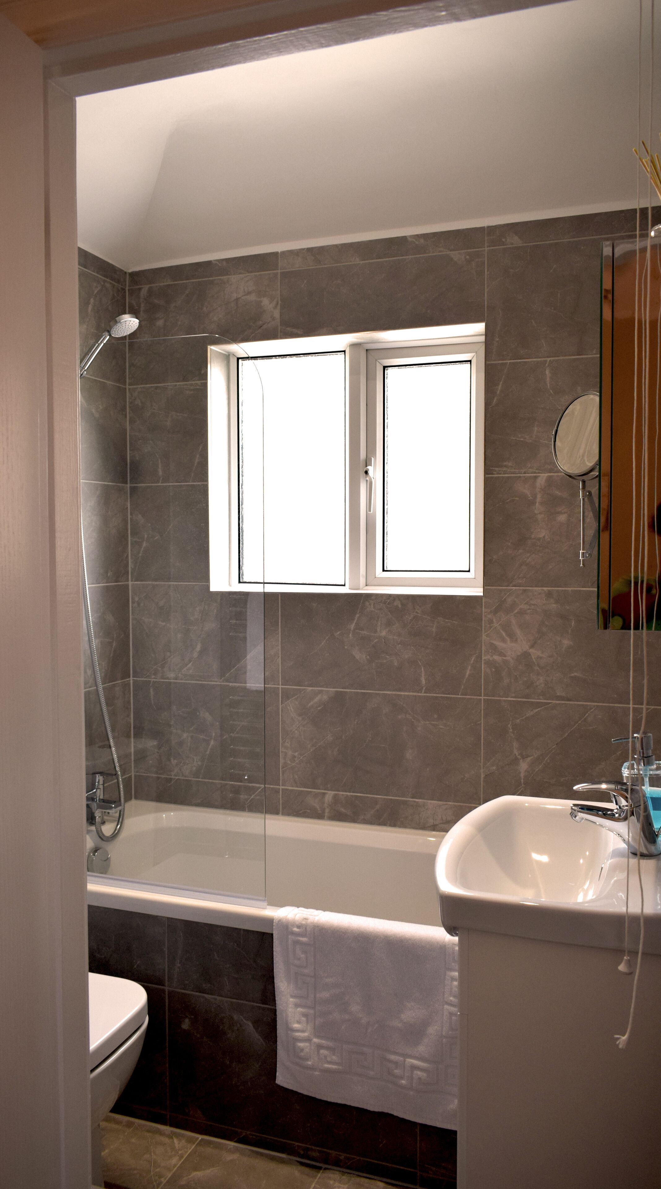 Ensemble douche/baignoire, sèche-cheveux, serviettes fournies, savon