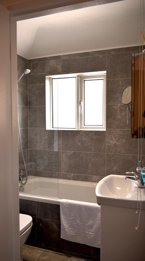 وحدات دش مع أحواض استحمام، مجففات شعر، مناشف، صابون