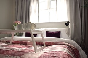 3 عدّة غرف نوم ومكواة/لوح كي وواي فاي وملاءات أسرّة