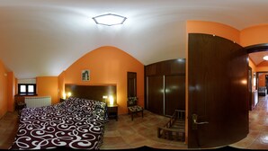 Un dormitorio con cama, mesita de noche, silla y armario.