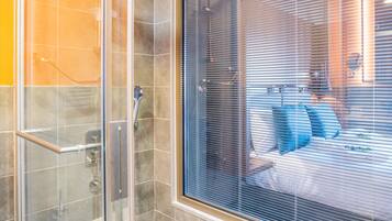 Chambre Double Standard | Douche de la salle de bain