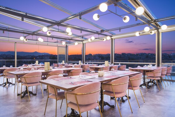 供應早餐、午餐和晚餐，國際料理