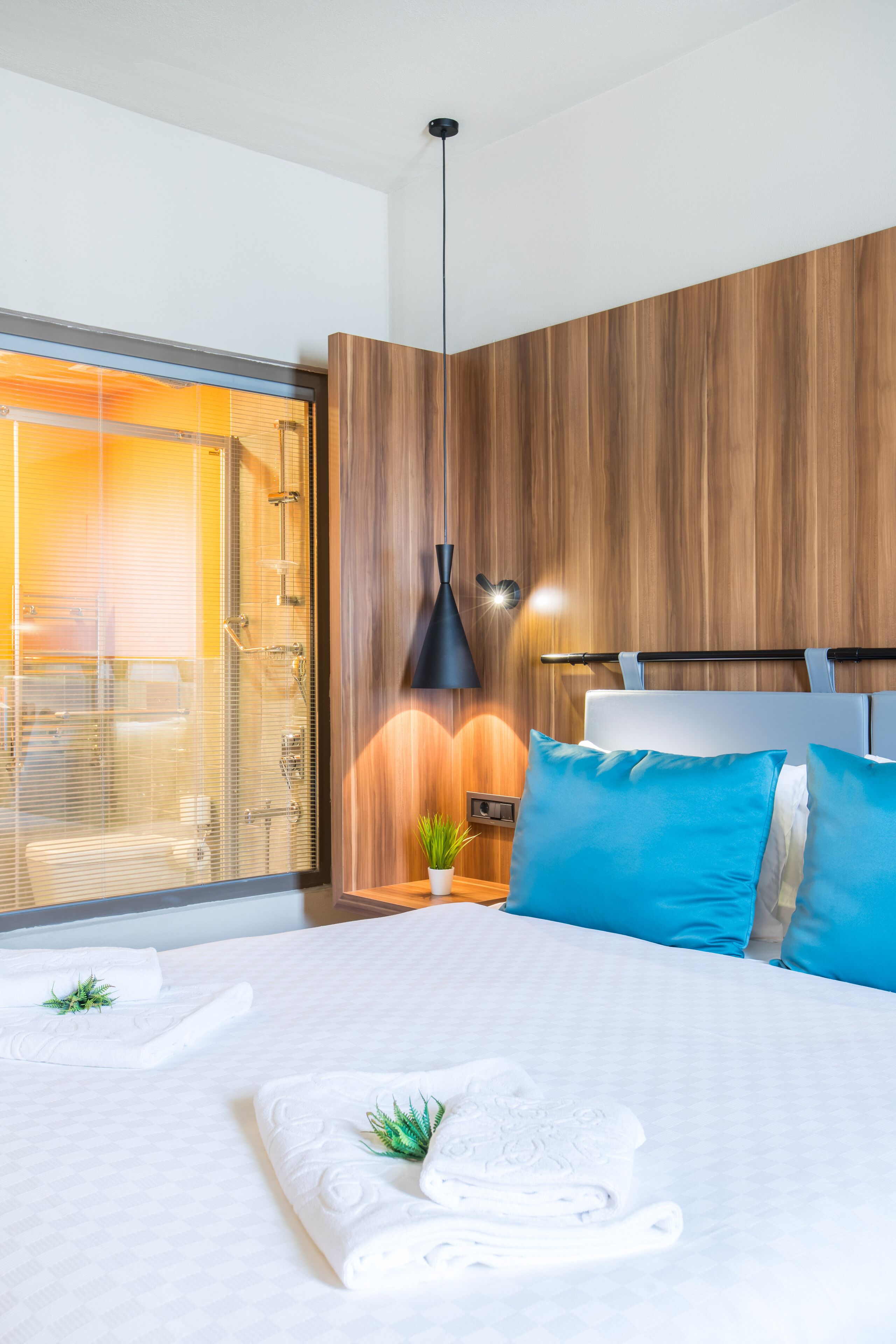 Standaard tweepersoonskamer | Een minibar, een kluis op de kamer, een bureau, verduisterende gordijnen