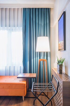 迷你吧、客房內保險箱、書桌、遮光布/窗簾