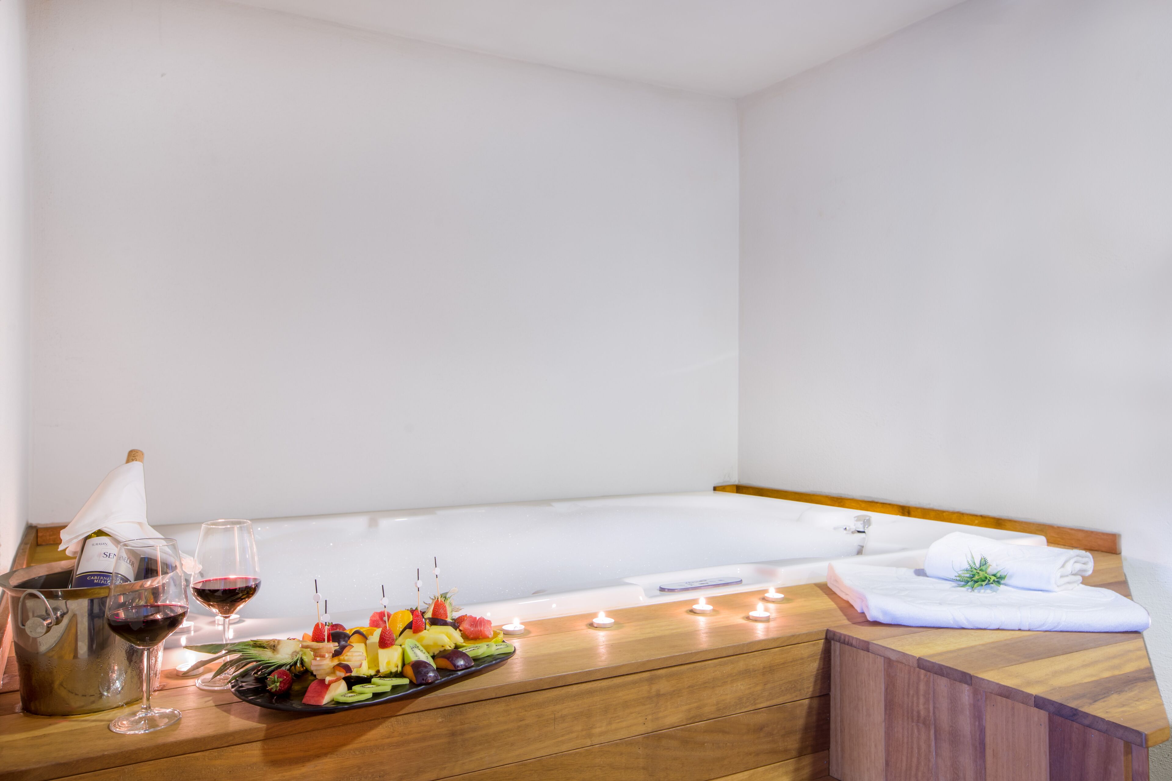 Chambre Deluxe | Minibar, coffres-forts dans les chambres, bureau, rideaux occultants