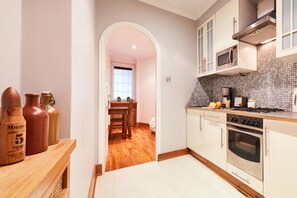 Design-Apartment | Eigene Küche | Großer Kühlschrank, Mikrowelle, Ofen, Herdplatte