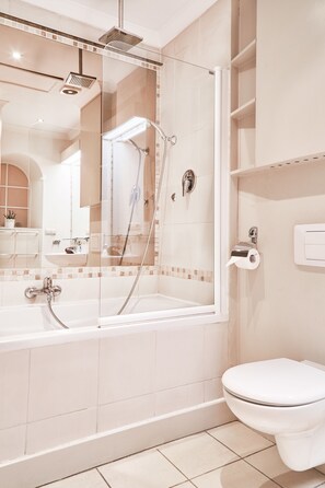 Design-Apartment | Badezimmer | Duschwanne, kostenlose Toilettenartikel, Haartrockner, Handtücher