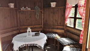 A rustic wooden cabin with a round table, benches, and a 'WELCOME' sign. - Charming apartment between Bremen and Bremerhaven (Hagen im Bremischen)