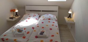 2 bedrooms, iron/ironing board, travel cot, free WiFi
