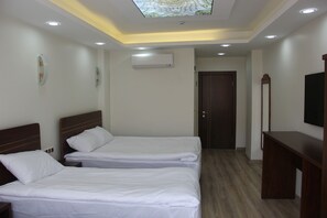 Familien-Vierbettzimmer | Minibar, kostenloses WLAN, Bettwäsche