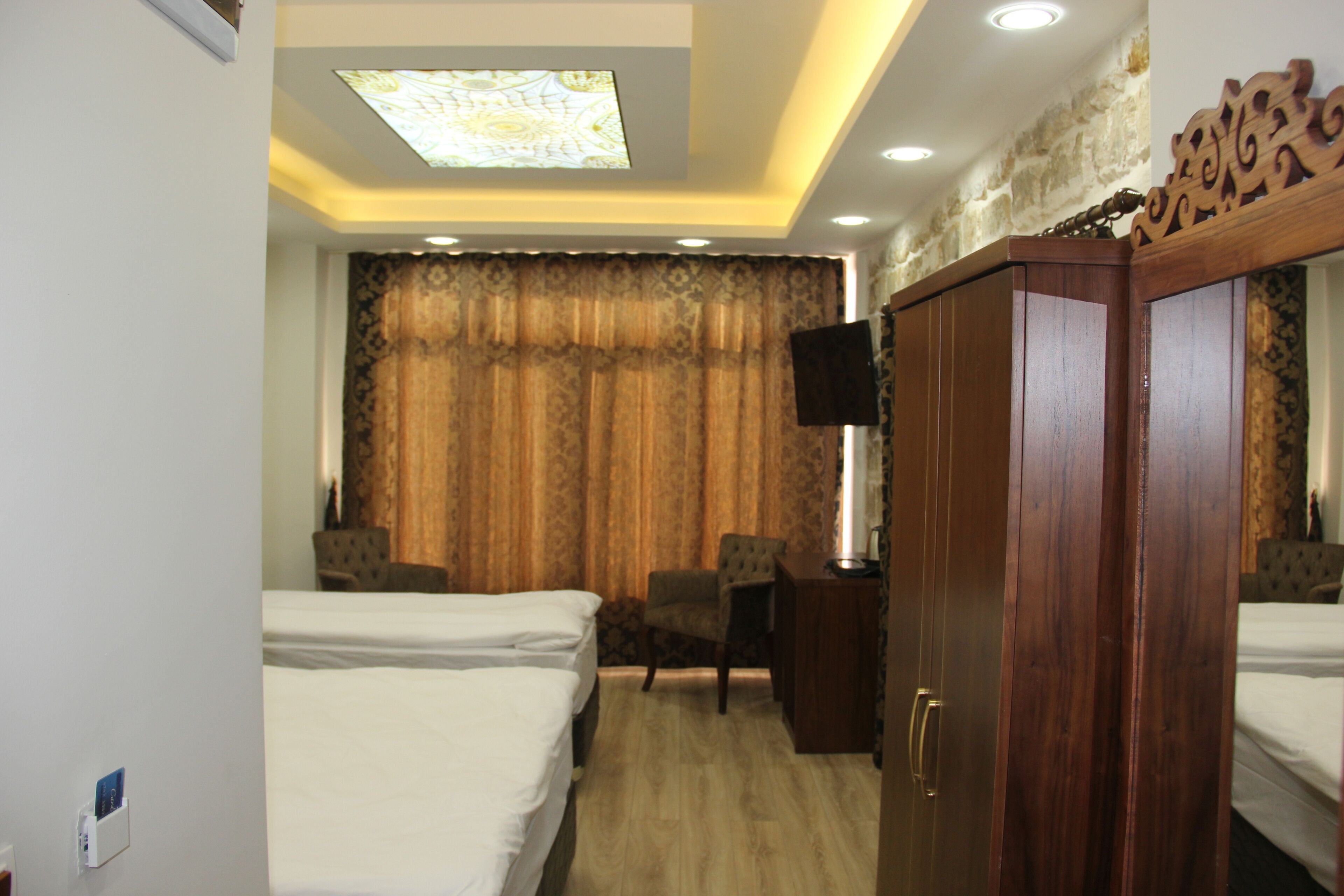 Minibar, truy cập Internet không dây miễn phí, bộ trải giường 