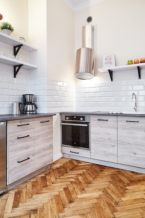 City Apartment (11/5) | Private kitchenette | Fridge, microwave, oven, stovetop - Modern Apartments (Kraków)