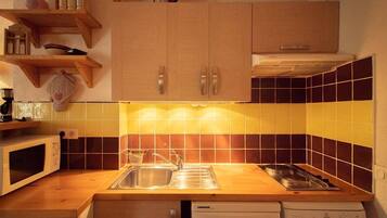 Geladeira, micro-ondas, lava-louças, cafeteira/chaleira