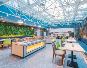 Daily buffet breakfast (CNY 48 per person)