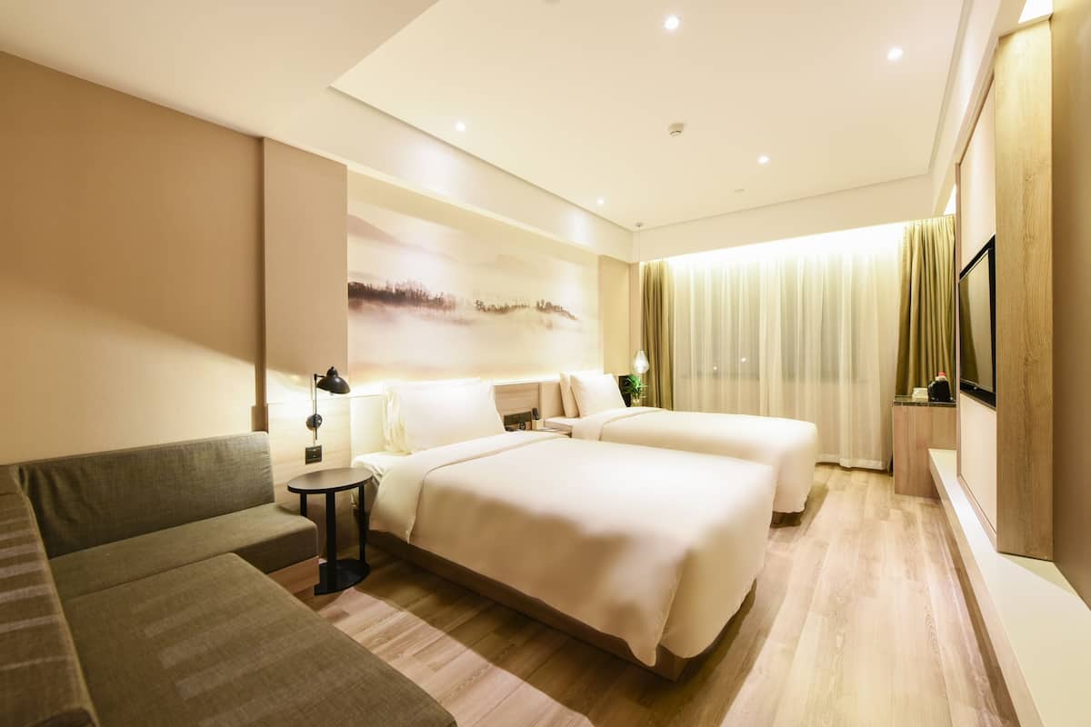 Zweibettzimmer | Schreibtisch, schallisolierte Zimmer, Bügeleisen/Bügelbrett