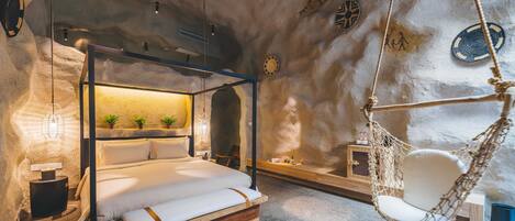 In-room safe, free WiFi, bed sheets