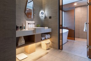 Habitación con 2 camas individuales, tina | Baño | Regadera, secadora de cabello, batas, pantuflas