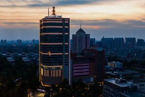 Bagian depan properti - sore/malam