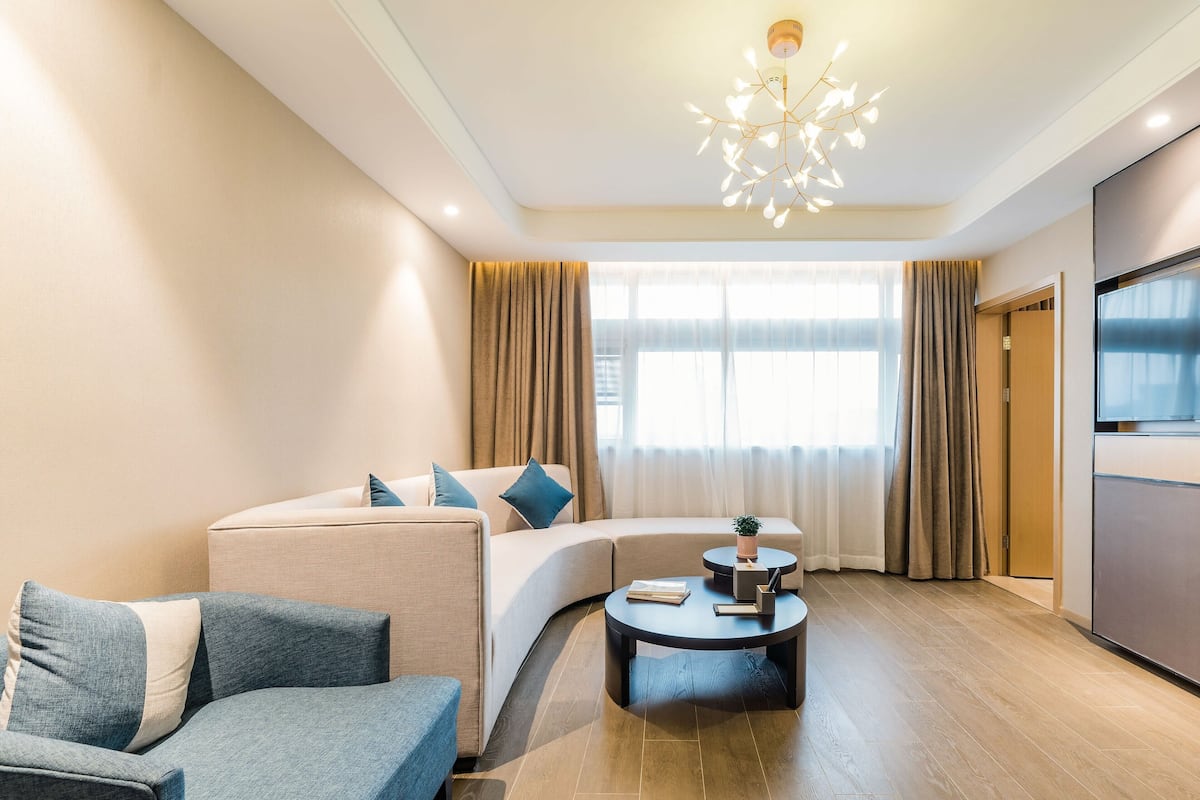 Suite | Ruang tamu | TV skrin rata